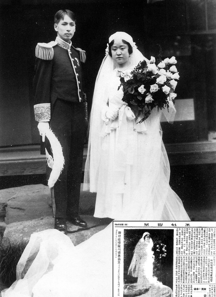 1931�� �������ֿ� ���ø� ���� �� ������Ű�� ��ȥ�� ����. 1931�� 5�� 12�� �� �����Ϻ��� ������ ����� �����巹���� ���� ���������� ����� ���鿡 �Ǿ� ������ �г��� �ν��� �뺯�ߴ�. �Ʒ� ���� ������ ��� �����Ϻ� �����̴�.