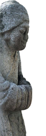 두 손을 모으고 칼을 찬 장군석 사진